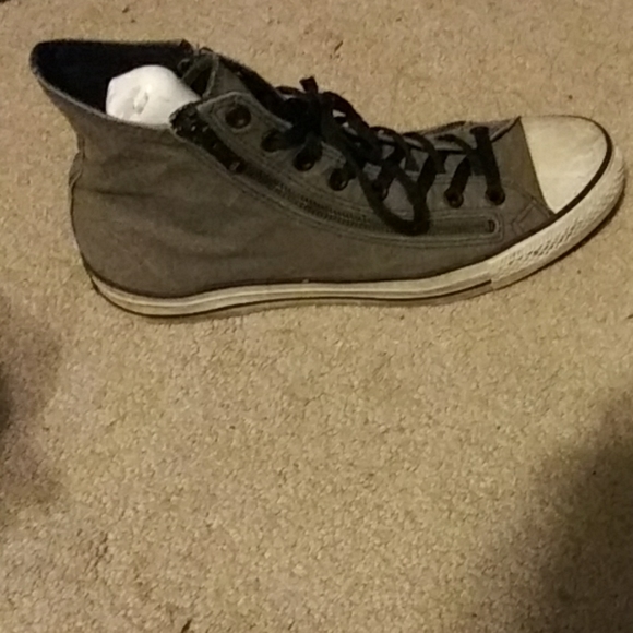 Converses - Picture 2 of 7